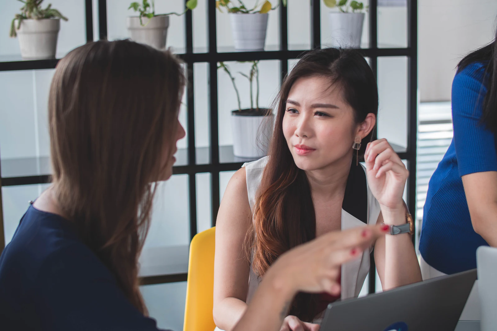 A woman in a calm one-to-one conversation